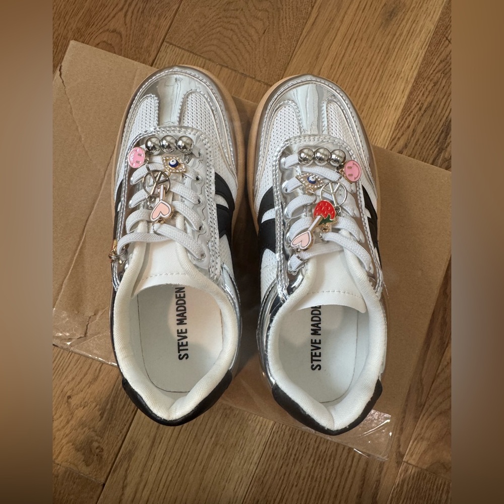 Steve Madden Kids Sneakers with Silver and White Accents - Picture 4 of 9